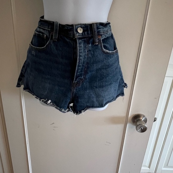 ABERCROMBIE & FITCH High Rise Mom Short, size 28 medium wash cut off's - Picture 5 of 12